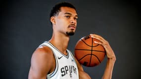 Le Français Victor Wembanyama prend la pose lors du Media Day des Spurs en NBA, le 29 septembre 2025