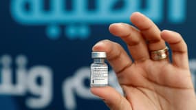 Une fiole du vaccin Pfizer contre le Covid-19 en août 2021 à Taiyiba, dans le nord d'Israël