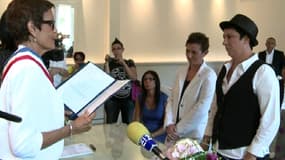 Les deux jeunes femmes devant l'adjointe Jacqueline Morel, à la mairie de Bollène mardi.