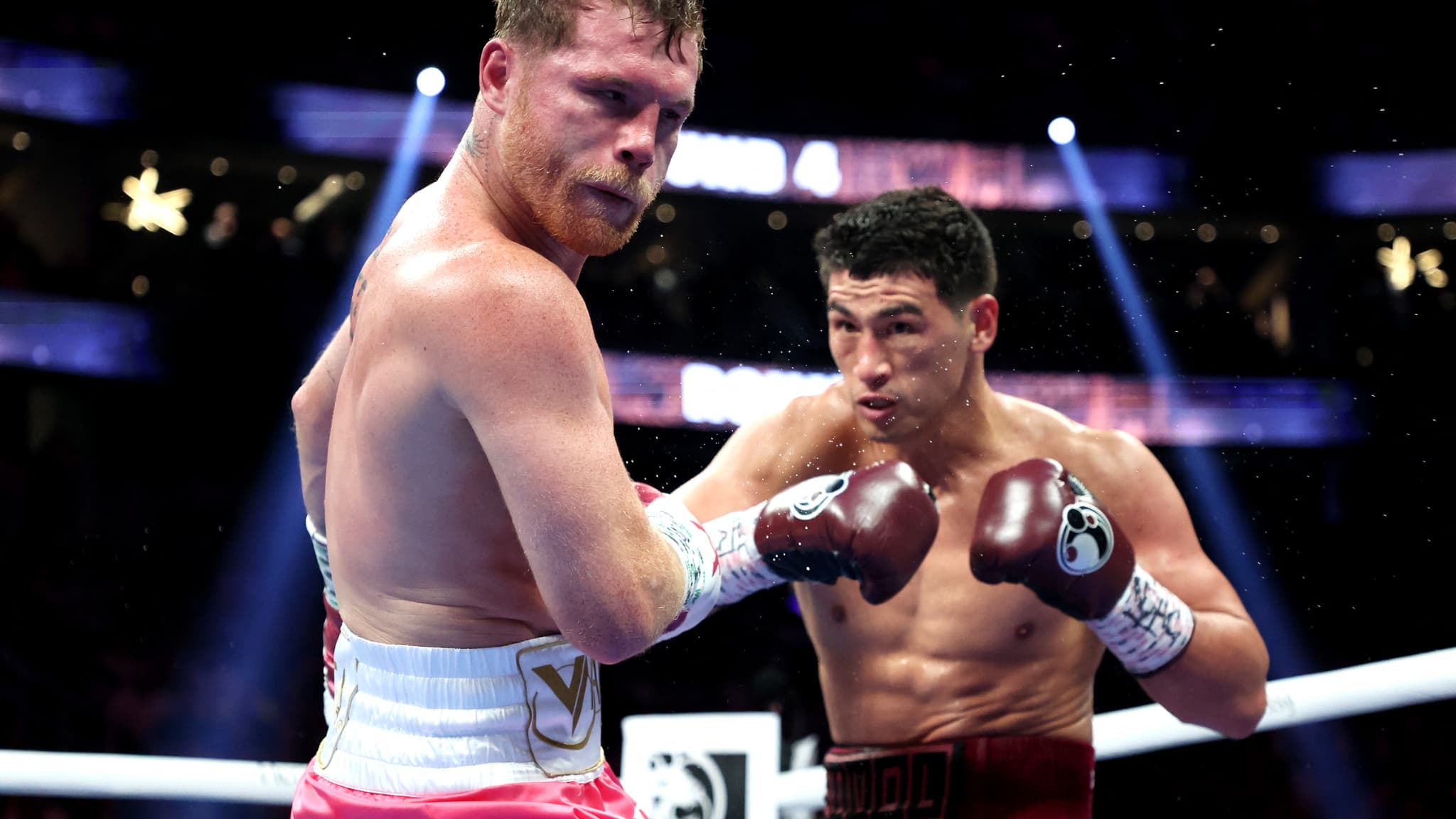 Dmitry Bivol (arrière-plan) face à Canelo Alvarez lors de leur combat pour le titre WBA des mi-lourds en mai 2022