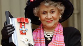 Joan Plowright après avoir reçu l'insigne de dame commandeur de l'ordre de l'Empire britannique à Buckingham, le 20 février 2004