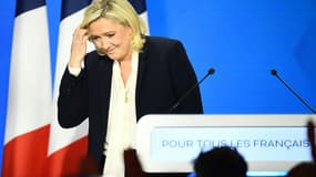 La candidate RN Marine Le Pen quitte le podium après son discours le 24 avril 2022 juste après l'annonce des résultats de la présidentielle où elle a échoué face à Emmanuel Macron