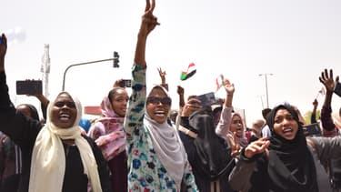 Des Soudanaises manifestent dans les rues de Khartoum, le 11 avril 2019, juste après la destitution d'Omar el-Béchir par l'armée.