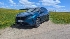 Le Peugeot e-5008 7 places en configuration Dual Motor 325 chevaux.