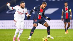 Memphis Depay au duel avec Neymar