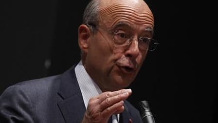 Le conseil des ministres a autorisé mercredi Alain Juppé, le ministre des Affaires étrangères, à comparaître en tant que témoin au procès de Jacques Chirac pour détournement de fonds publics qui doit s'ouvrir lundi. /Photo prise le 29 août 2011/REUTERS/Th