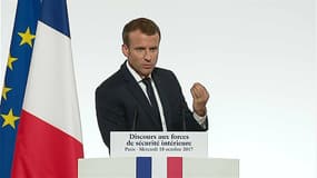Emmanuel Macron face aux forces de sécurité.