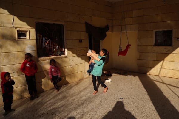  Afraa al-Sawadi, survivante du tremblement de terre en Syrie, dans la maison de son oncle où elle vit dans la ville de Jandaris, au nord-ouest de la province d'Alep, le 4 février 2024.