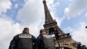 Des policiers devant la Tour Eiffel, à Paris en avril 2022.