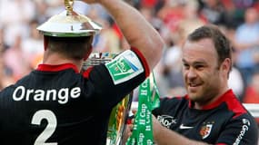 William Servat (de dos), élu homme du match peut plaisanter avec son compère de la première ligne, Jean-Baptiste Poux. La première ligne toulousaine a mis son homologue au supplice.