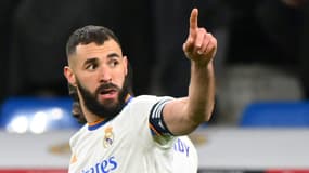 L'attaquant français du Real Madrid Karim Benzema celebrates, après avoir marqué le 4e but face à Valence, lors de la 20e journée de LaLiga, le 8 janvier 2022 au Stade Santiago Bernabeu