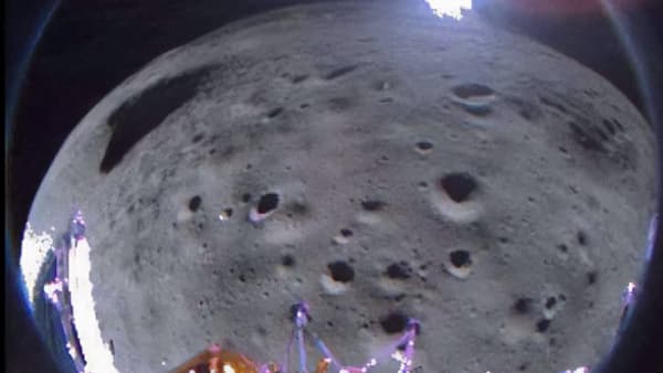 Photo prise par la sonde Odysseus, environ 35 secondes après son renversement à l'alunissage
