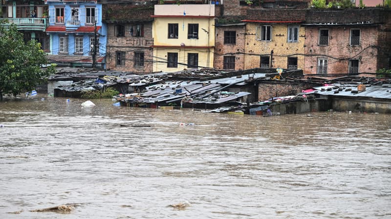 Inondations au Népal: un enfant de 2 ans sauvé des décombres de sa maison