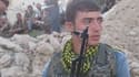 Un peshmerga dans l’attente des armes livrées par la France au Kurdistan irakien, jeudi.