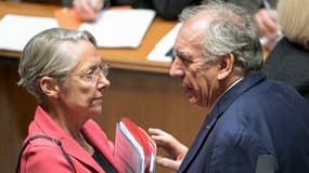 Élisabeth Borne et François Bayrou à l'Assemblée nationale à Paris le 21 janvier 2025.