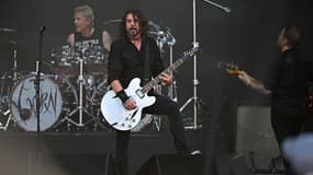 Dave Grohl, le bassiste Nate Mendel et le nouveau batteur des Foo Fighters, Josh Freese, sur la scène de Glastonbury, le 23 juin 2023.