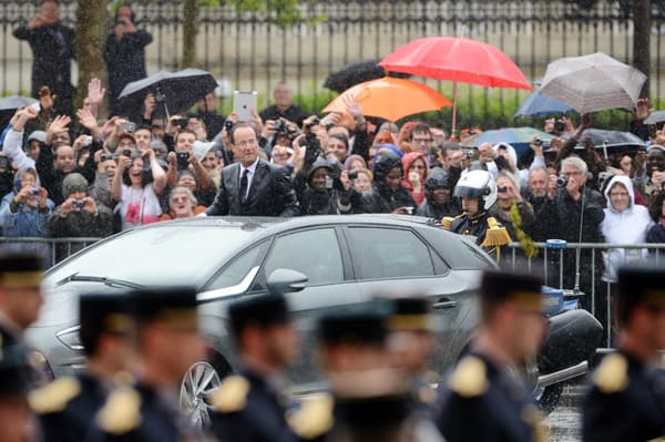 François Hollande in de DS5 Hybrid op een regenachtige dag