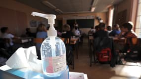 Un gel antibactérien dans une salle de classe de l'école maternelle et primaire Notre Dame, à Caen.