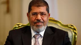 Le président égyptien Mohamed Morsi a gracié lundi tous les prisonniers politiques incarcérés depuis le début de la révolution qui a chassé le président Hosni Moubarak début 2011, sauf ceux condamnés pour meurtre. /Photo prise le 8 octobre 2012/REUTERS/Am