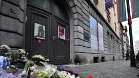 Des fleurs ont été déposées devant le musée juif de Bruxelles, lieu de la fusillade survenue samedi