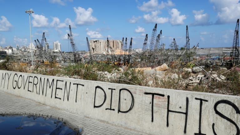 Sur un pont surplombant le port de Beyrouth, dévasté le 4 août 2020 par une explosion, des Libanais ont tagué "Mon gouvernement a fait ça", le 9 août 2020