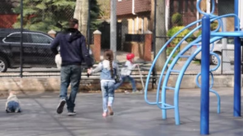 Le jeune homme réussit à partir main dans la main avec les enfants, sous les yeux effarés des parents.
