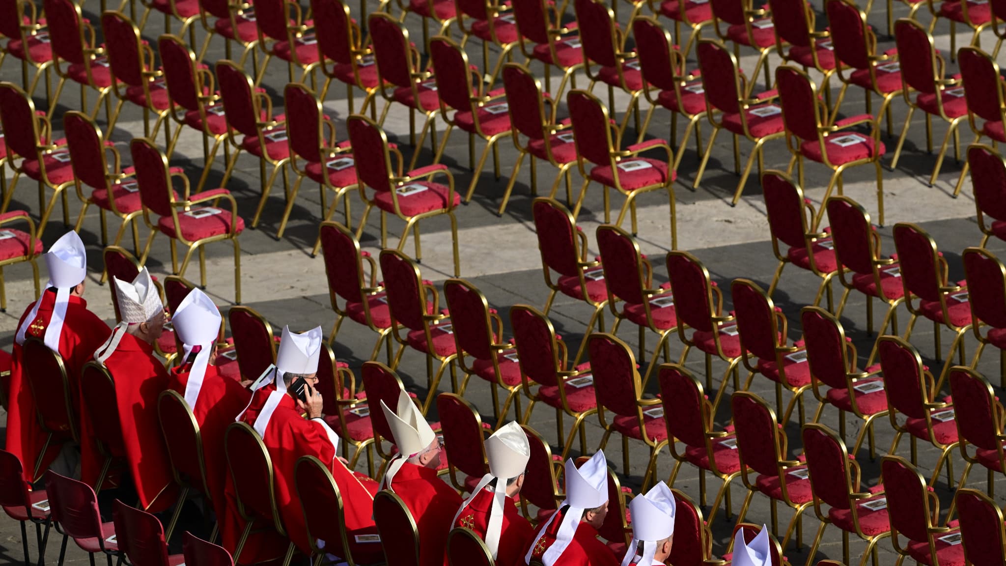 Les cardinaux attendant ce samedi 26 avril 2025 sur la place Saint-Pierre.