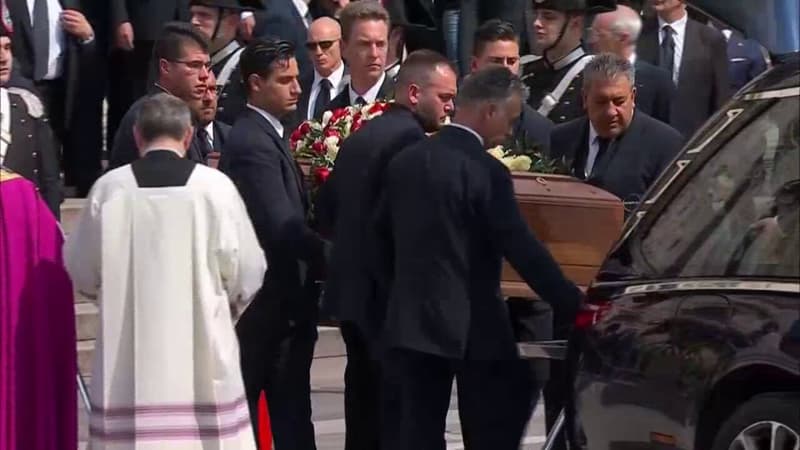 Obsèques de Silvio Berlusconi: le cercueil acclamé par la foule à sa sortie de la cathédrale