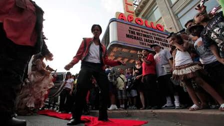 Un imitateur de Michael Jackson danse devant l'Apollo Theater dans le quartier new-yorkais de Harlem. C'est dans cette salle de concert, entre autres, que la carrière de Michael Jackson, mort il y a un an, avait débuté il y a plus de quarante ans. Les hom