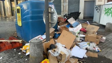 Des déchets entassés au niveau de la place Gabriel-Péri à la Guillotière, dans le 7e arrondissement de Lyon. 