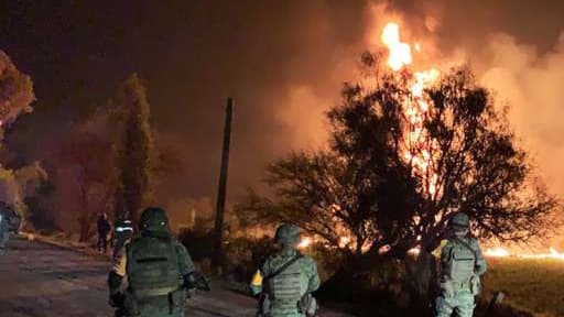 Des soldats se tiennent près du feu provoqué par un oléoduc, à Tlahuelilpan (centre du Mexique) le 18 janvier 2019