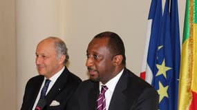 Laurent Fabius et le ministre malien des Affaires étrangères Tieman Hubert Coulibaly à Bamako. Le chef de la diplomatie française a insisté sur le respect des échéances fixées pour le retrait des forces françaises et la tenue d'élections, malgré la persis