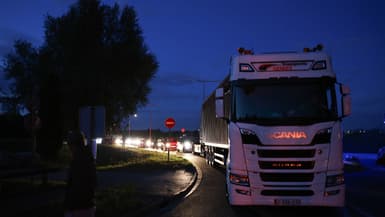 Un camion circulant sur l'autoroute (illustration)
