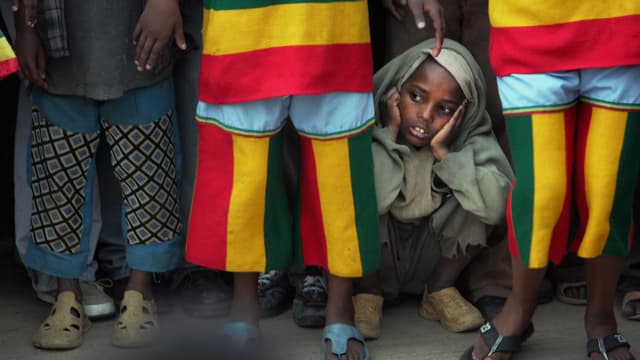 Un garçon éthiopien accroupi dans une rue d'Addis Abeba, en Ethiopie le 10 septembre 2007. 