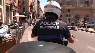 Un policier municipal dans les rues de Marseille.