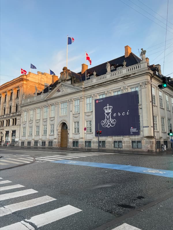 La façade de l'ambassade de France au Danemark pour l'abdication de la reine Margrethe II le 14 janvier 2024.