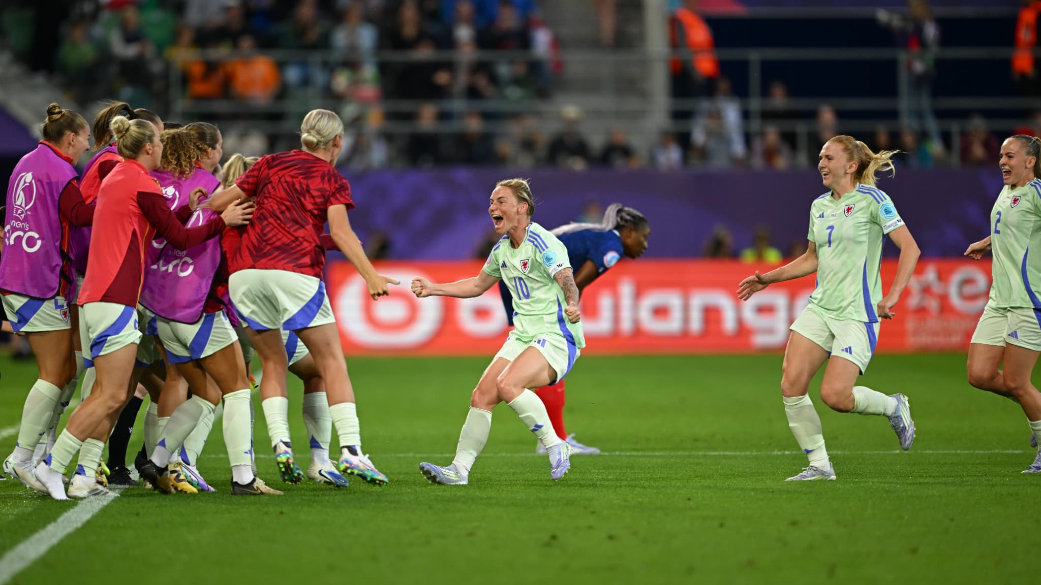Fishlock (Pays de Galles) célèbre son but face à la France à l'Euro, le 9 juillet 2025. Fishlock (Pays de Galles) célèbre son but face à la France à l'Euro, le 9 juillet 2025.
