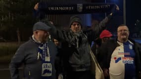 Des supporteurs de Dunkerque le mercredi 26 février avant de monter dans les bus à destination de Brest pour le quart de finale de coupe de France