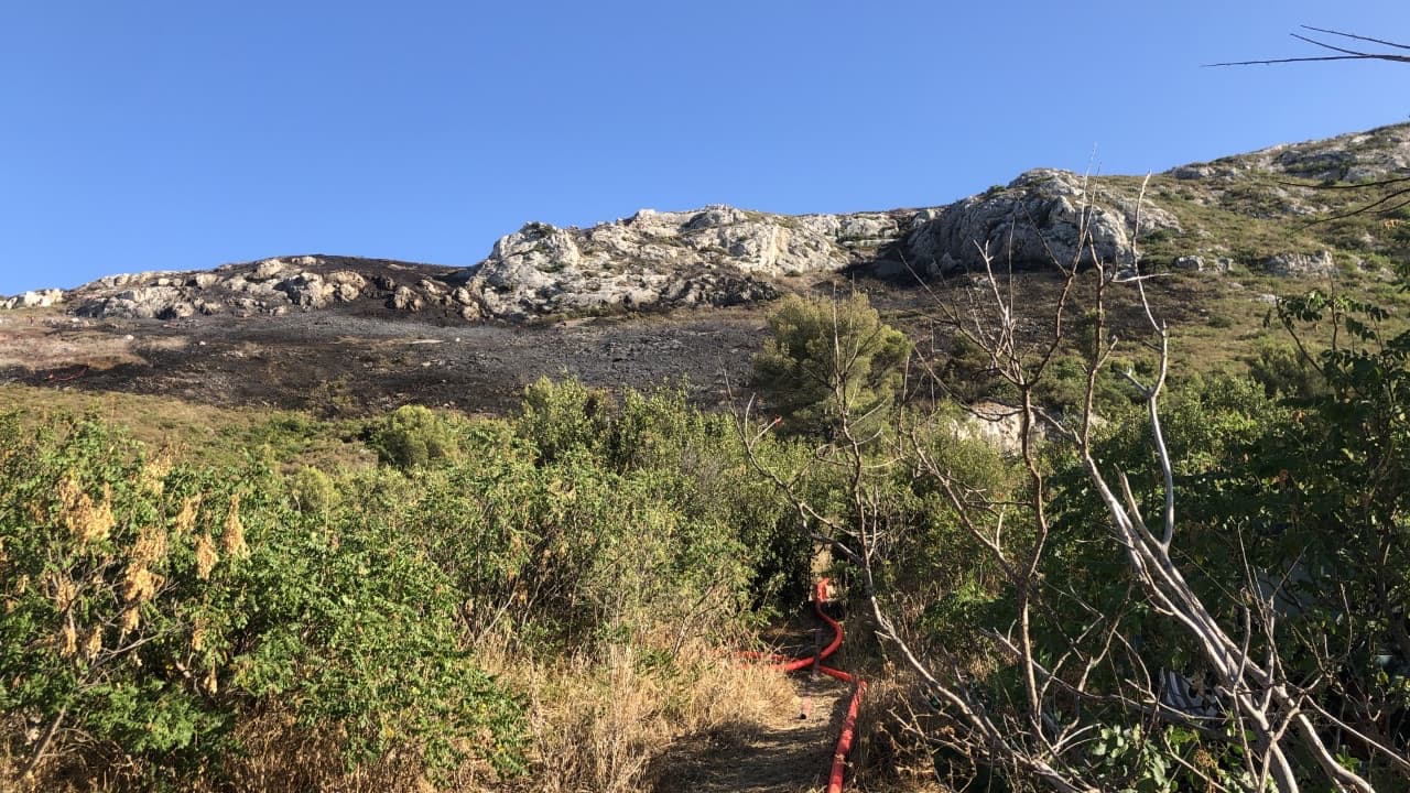 Le fort Mistral a alimenté le feu se propageant sur les hauteurs de Saint-Marcel. Le feu a réussi à être éteint vers 17 heures. Le fort Mistral a alimenté le feu se propageant sur les hauteurs de Saint-Marcel. Le feu a réussi à être éteint vers 17 heures.