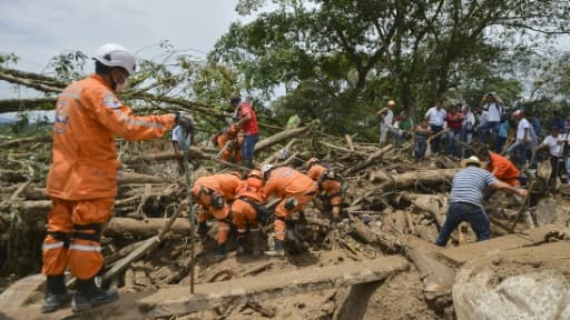 Des équipes de secours et des habitants recherchent des victimes après une coulée de boue à Mocoa, le 2 avril 2017 en Colombie