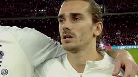 Antoine Griezmann pendant l'hymne français