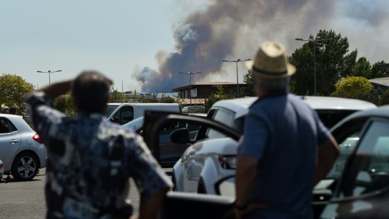 Des personnes observent de la fumée s'élever d'un incendie à La Teste-de-Buch (Gironde), le 16 juillet 2022