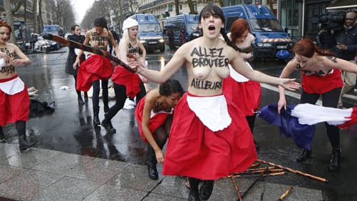 Les Femen à Paris protestent contre la manifestation "Jour de colère".