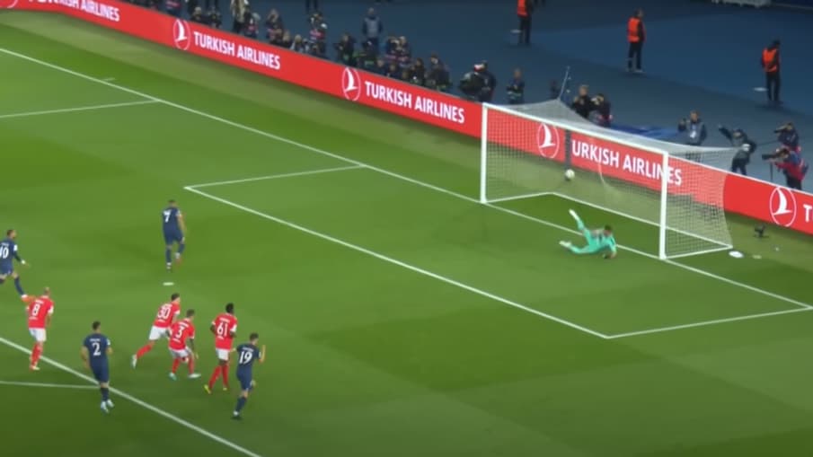 Kylian Mbappé avait tiré du même côté lors de PSG-Benfica (1-1), le 11 octobre 2022 Kylian Mbappé avait tiré du même côté lors de PSG-Benfica (1-1), le 11 octobre 2022