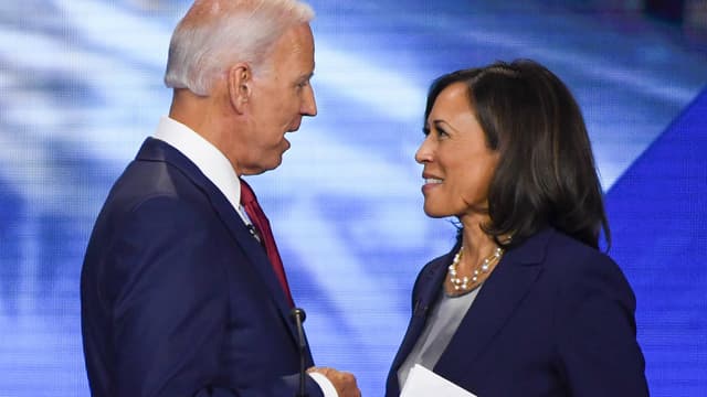 Joe Biden et Kamala Harris lors d'un débat de la primaire démocrate