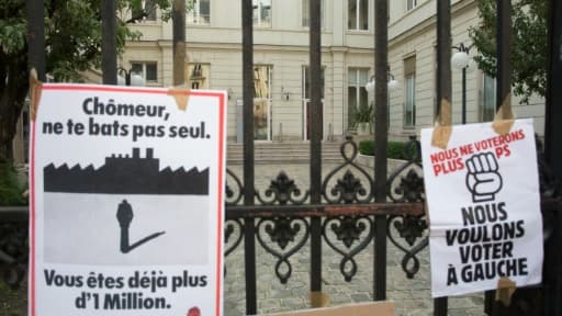Des affiches appelant à ne plus voter pour le parti socialiste, sur les grilles de la rue Solférino, le 7 juin 2016 à Paris