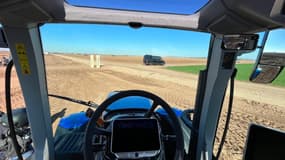 La conduite de l'agriculteur est guidée par deux écrans, l'un donne des indications sur l'état du tracteur, l'autre sur les champs.