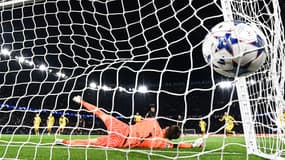 Parti du bon côté, Kobel est obligé de s'incliner face à Mbappé, qui ouvre le score pour le PSG face à Dortmund, le 19 septembre 2023