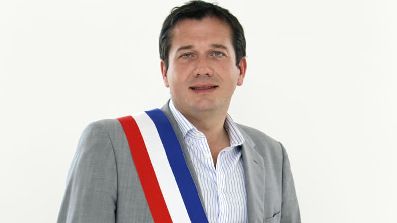 Marc-Etienne Lansade, élu maire de Cogolin en 2014, est épinglé par d'anciens soutiens qui l'accusent d'endetter gravement la commune.