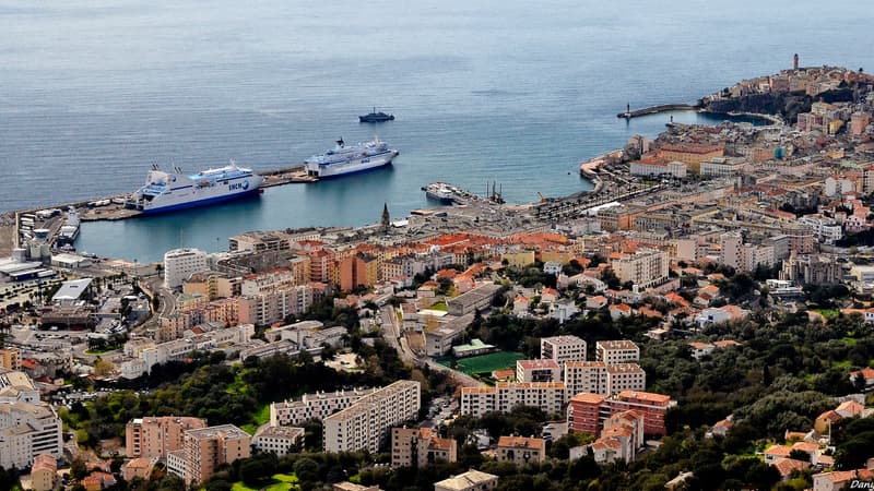 Vue du port de Bastia, à partir d'un balcon.